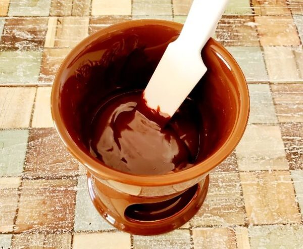 フォンデュ鍋でチョコを溶かす